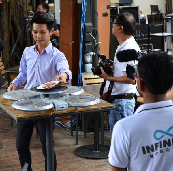Singapore-restaurant-shows-off-autonomous-drone-waiters-02